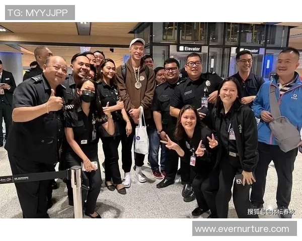 林书豪在社交媒体晒出与勇士队友们合影，开启新赛季征程